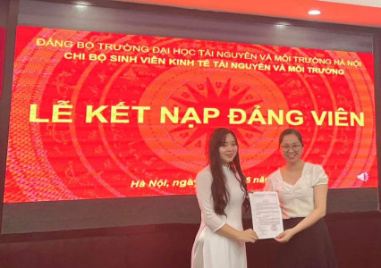 Chi bộ Sinh viên Kinh tế Tài nguyên và Môi trường tổ chức lễ kết nạp Đảng cho sinh viên ưu tú lần 1 năm 2022