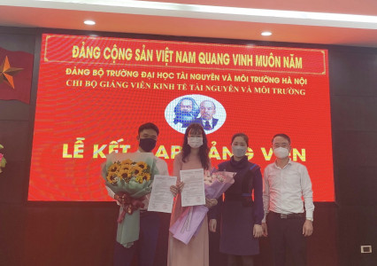 Lễ kết nạp Đảng cho 2 quần chúng ưu tú Đặng Phương Anh và Chu Lâm Sơn
