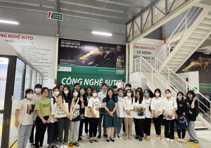 Sinh viên ĐH11 ngành Kế toán bắt đầu chuyến tham quan nhận thức
